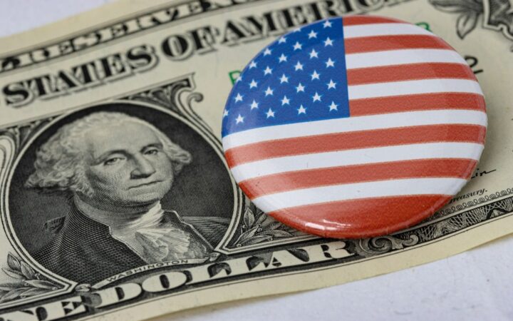 Bandera de Estados Unidos sobre un billete de dólar