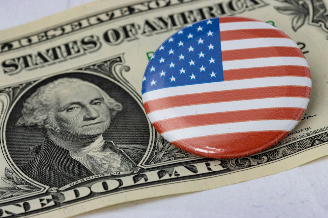 Bandera de Estados Unidos sobre un billete de dólar