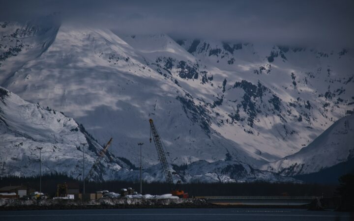 Infraestructura portuaria entre montañas nevadas de Alaska
