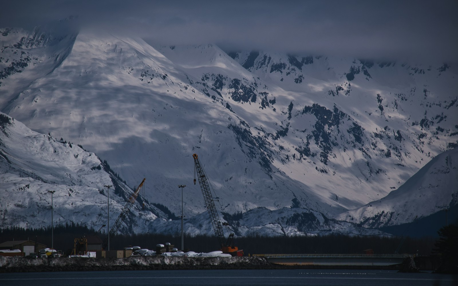 Infraestructura portuaria entre montañas nevadas de Alaska