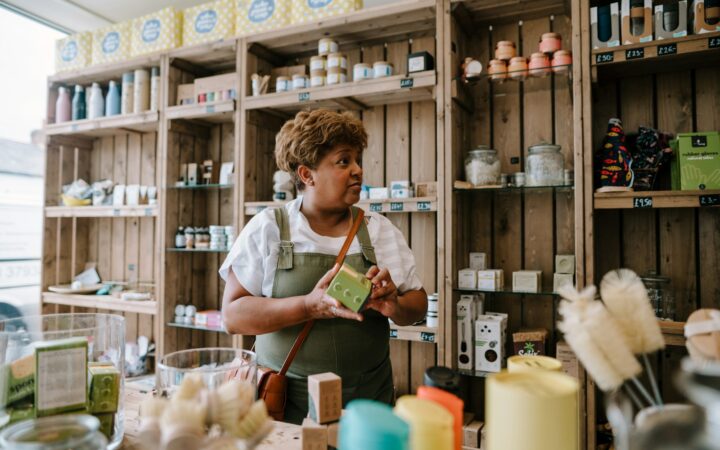 Trabajadora autónoma revisando productos en su comercio