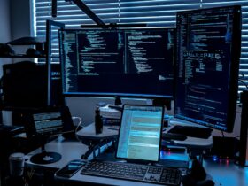 Ordenador portátil y estetoscopio en un entorno sanitario digital