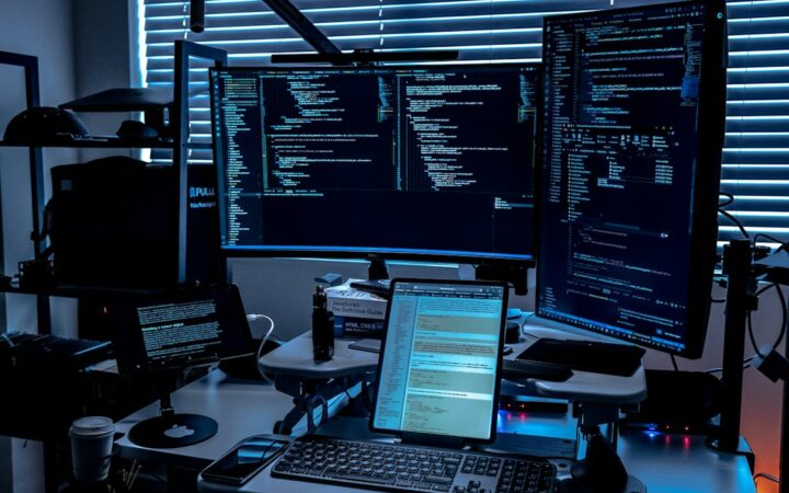 Ordenador portátil y estetoscopio en un entorno sanitario digital