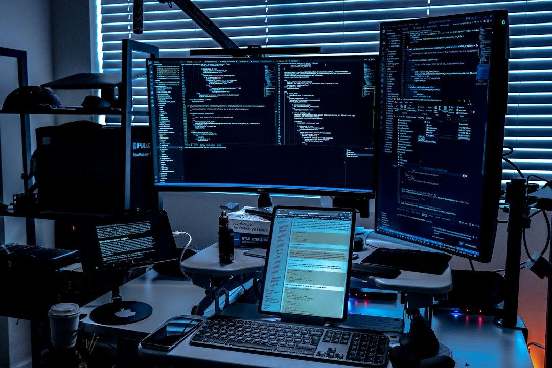 Ordenador portátil y estetoscopio en un entorno sanitario digital