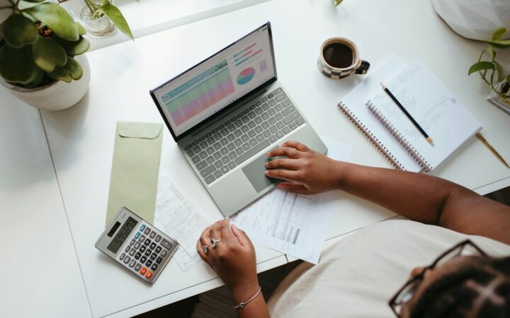 Profesional autónoma trabajando con documentación