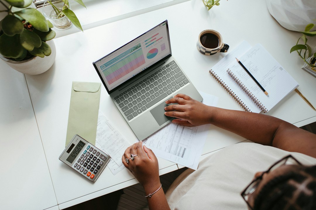 Profesional autónoma trabajando con documentación