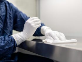 Operario en una sala limpia de fabricación tecnológica