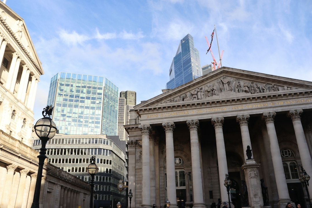 Barclays prepara 5.000 recortes de empleo: el giro de costes que la banca vincula con la inteligencia artificial