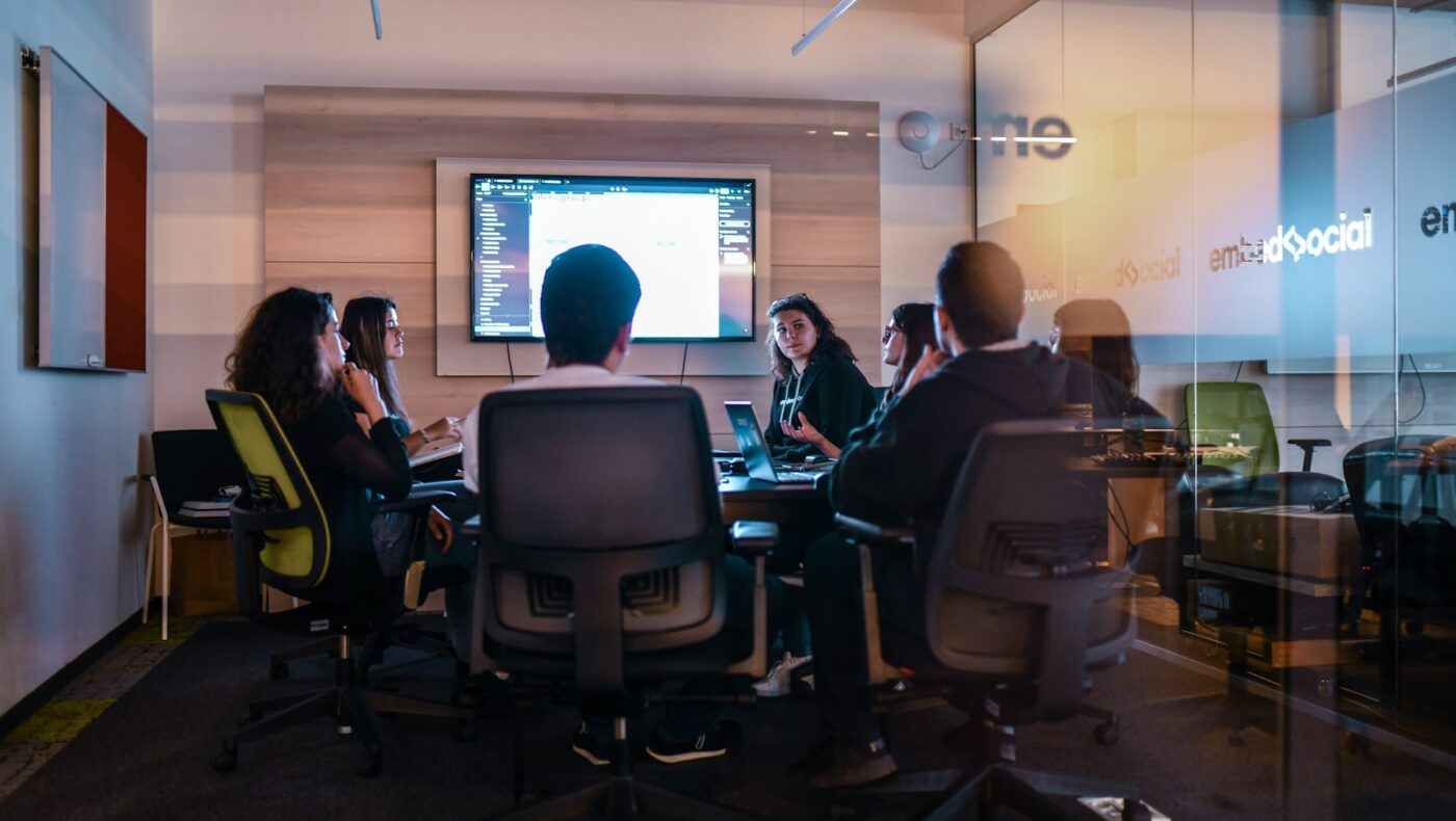 Equipo de una empresa digital reunido en una oficina