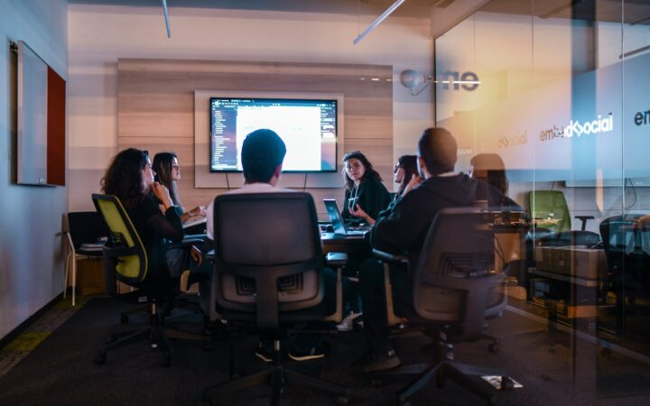 Equipo de una empresa digital reunido en una oficina