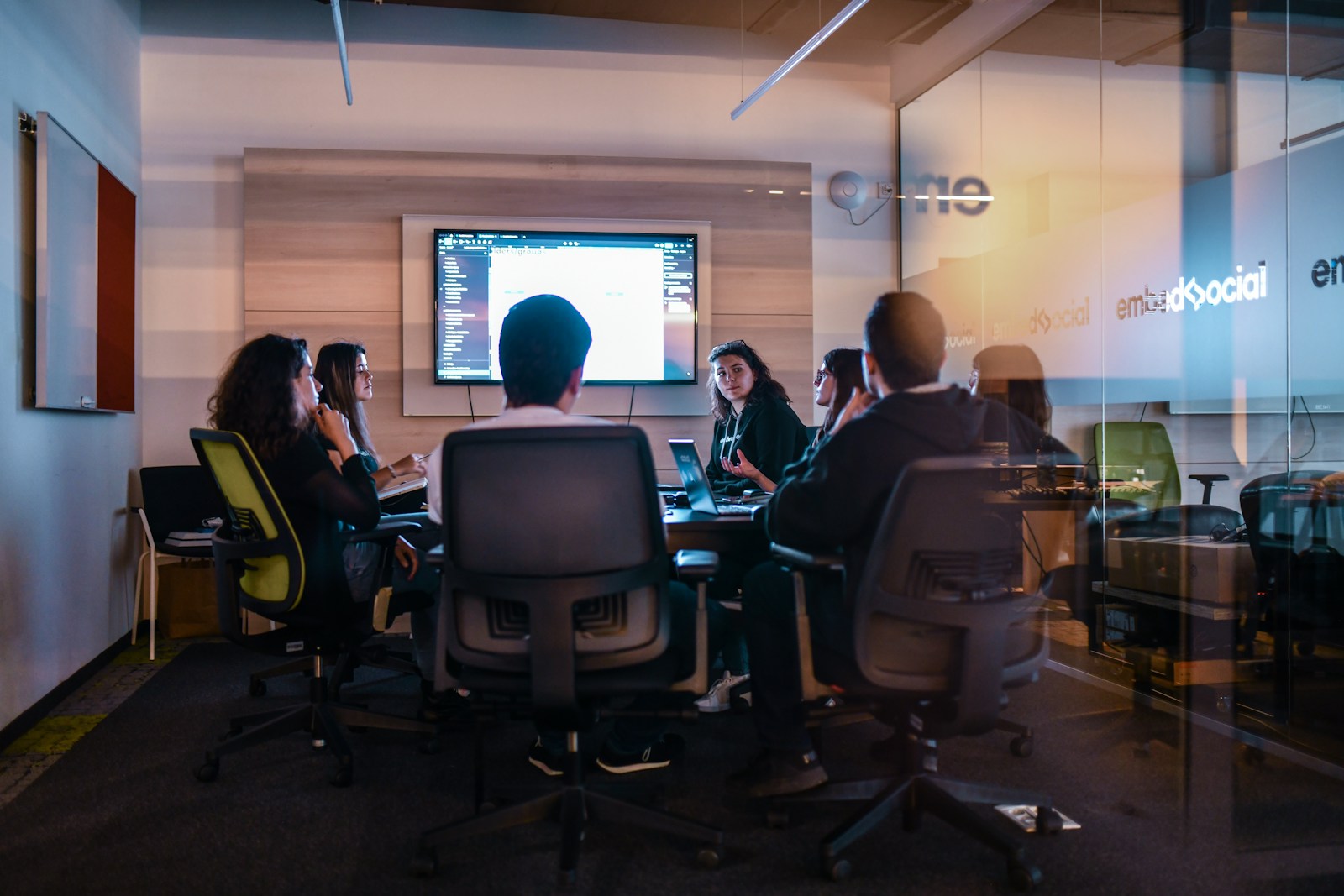 Equipo de una empresa digital reunido en una oficina