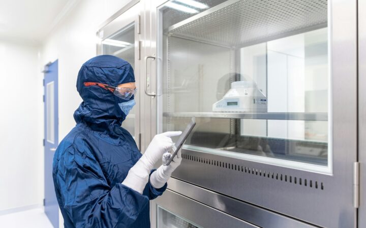 Técnico trabajando en un laboratorio, imagen ilustrativa de la industria farmacéutica