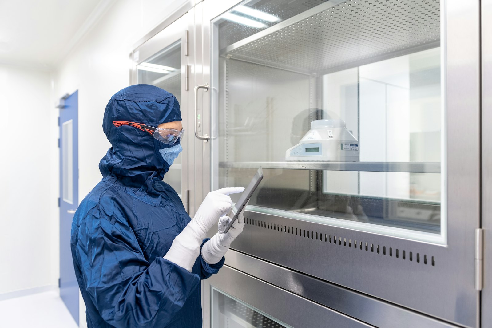 Técnico trabajando en un laboratorio, imagen ilustrativa de la industria farmacéutica
