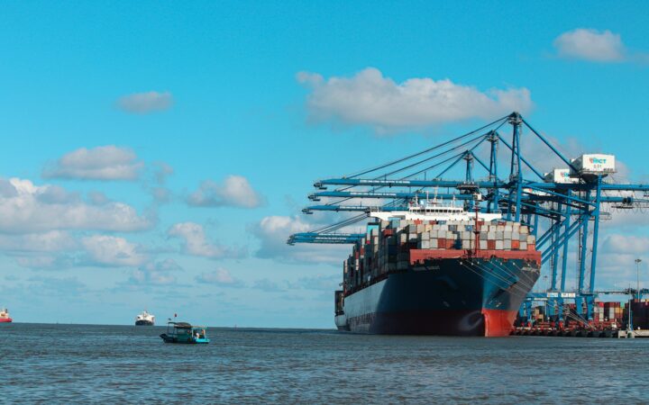 Buque portacontenedores en una terminal de Hai Phong, Vietnam