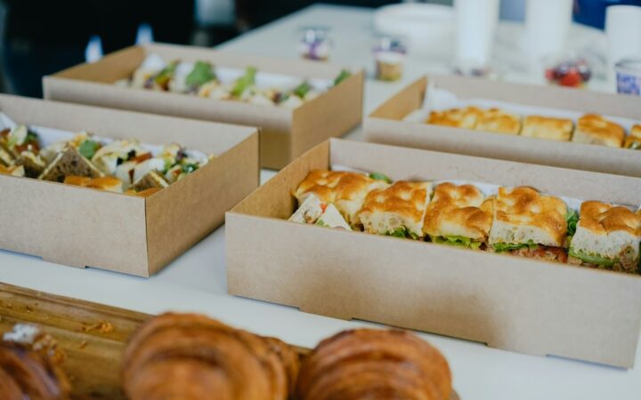 Entrega de catering preparada para una reunión de empresa