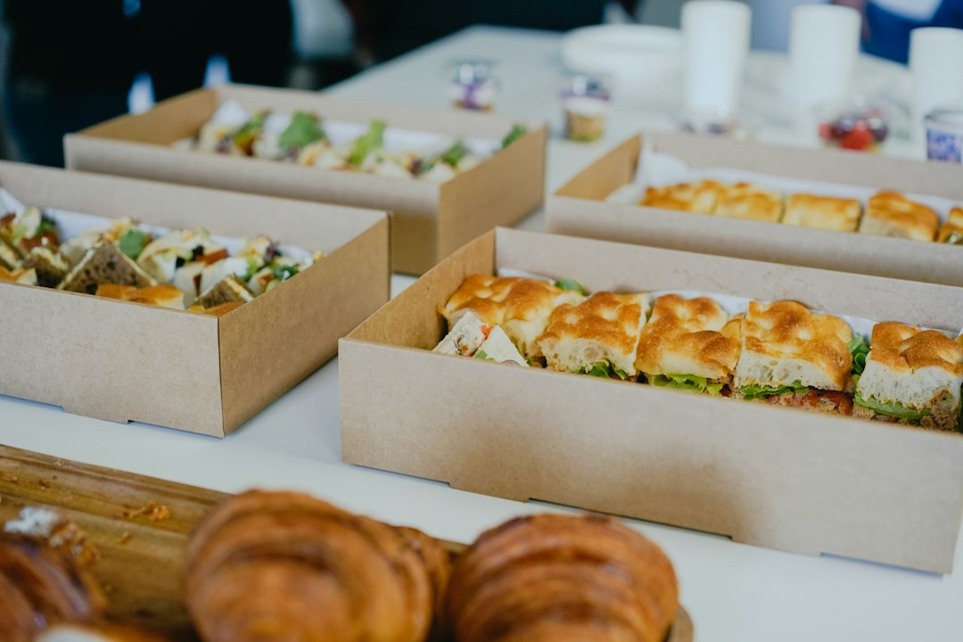 Entrega de catering preparada para una reunión de empresa