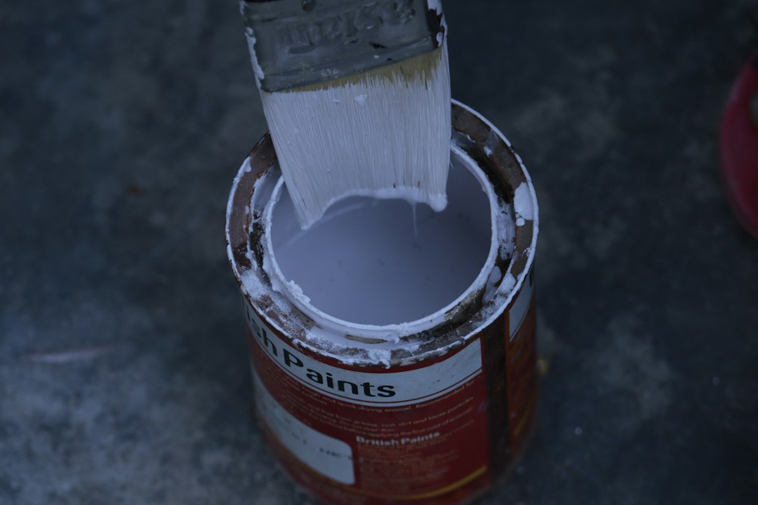 Bote de pintura y brocha, uno de los usos industriales de los pigmentos