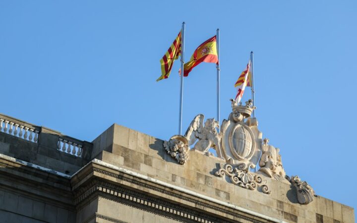 Edificio institucional con la bandera de España