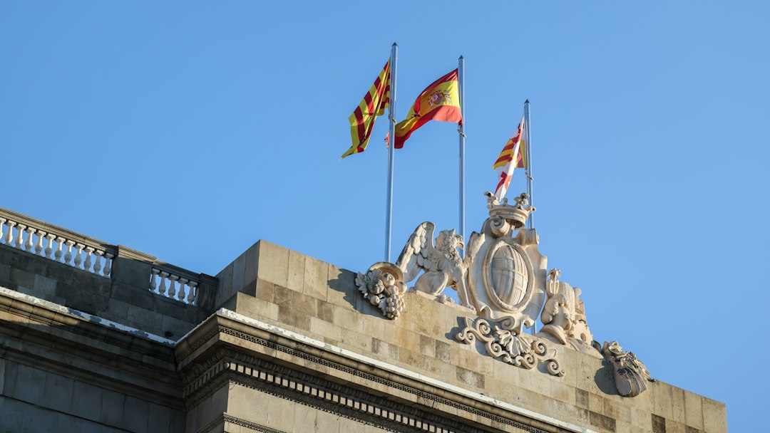 Edificio institucional con la bandera de España