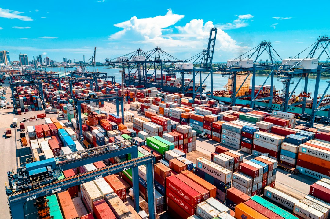Terminal portuaria con contenedores de carga para comercio internacional