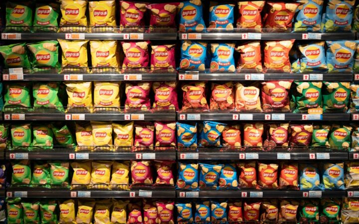 Lineal de aperitivos en un supermercado estadounidense