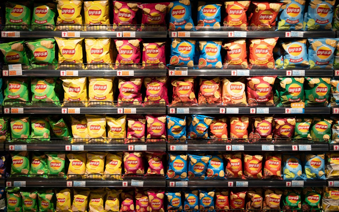 Lineal de aperitivos en un supermercado estadounidense