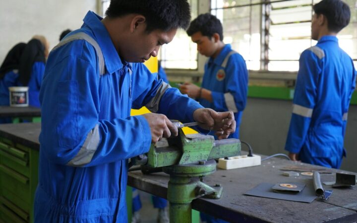 Jóvenes en un entorno de formación industrial