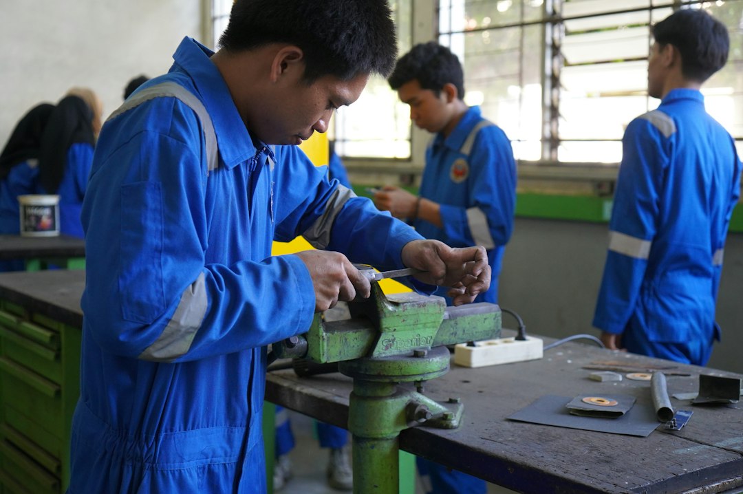 Jóvenes en un entorno de formación industrial