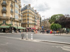 Calle comercial de París con peatones