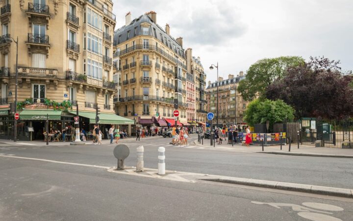 Calle comercial de París con peatones