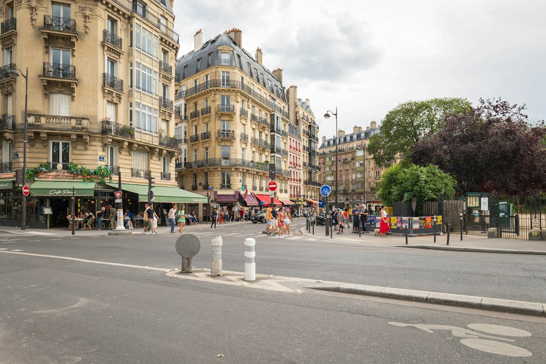 Calle comercial de París con peatones