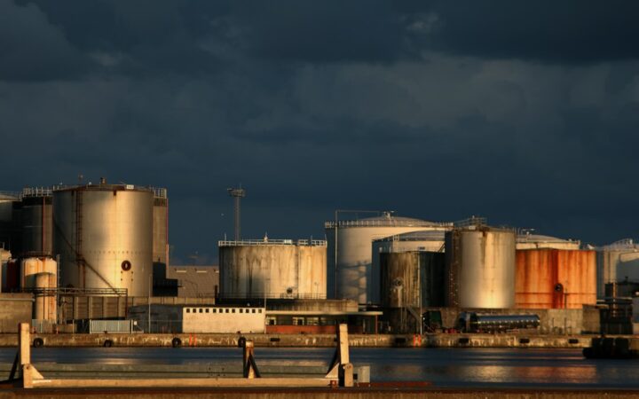 Depósitos de combustible y refinería durante una operación logística
