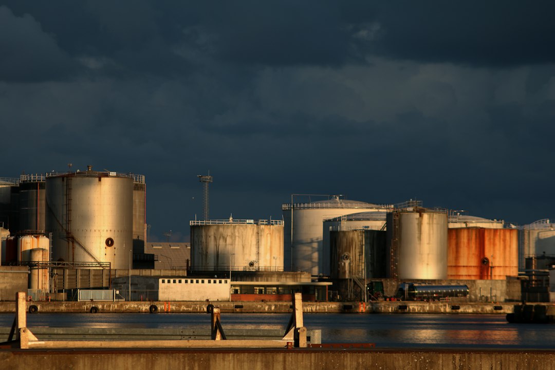 Depósitos de combustible y refinería durante una operación logística