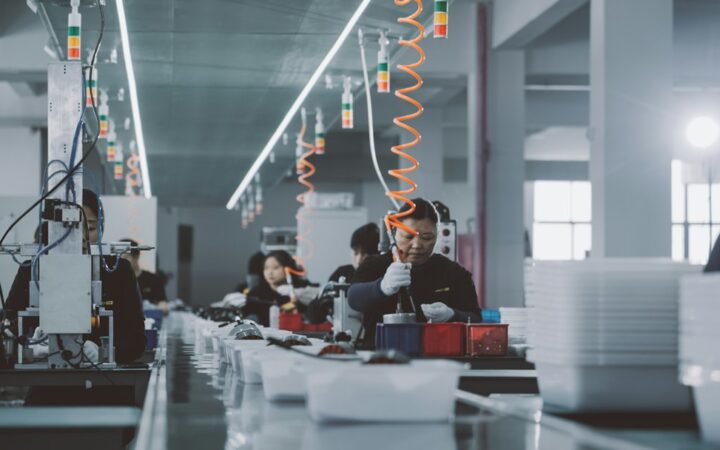 Robots industriales en una línea de ensamblaje de automóviles