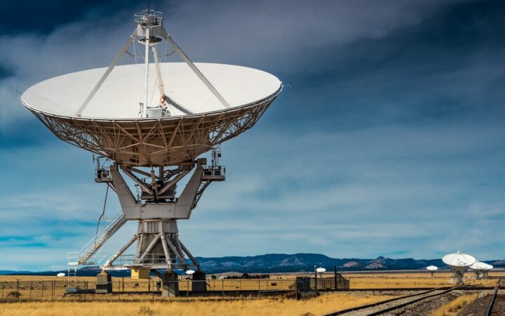 Antena y equipo tecnológico de comunicaciones por satélite