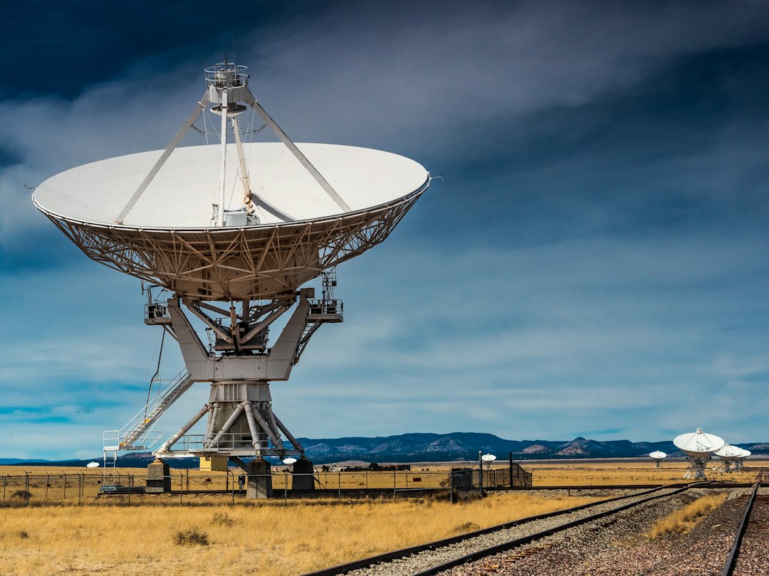 Antena y equipo tecnológico de comunicaciones por satélite