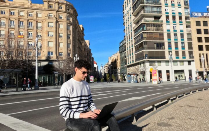 Profesional autónomo trabajando con un ordenador portátil