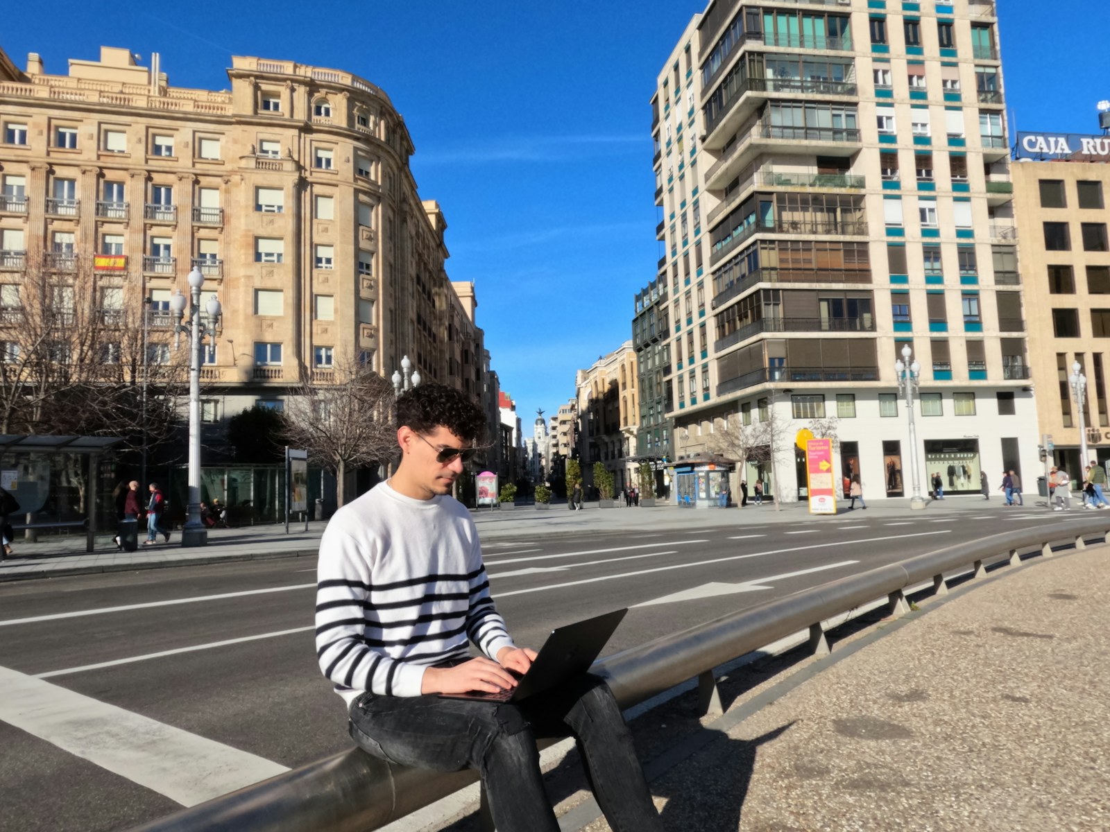 Profesional autónomo trabajando con un ordenador portátil