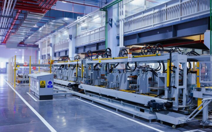 Línea automatizada de fabricación industrial, imagen ilustrativa del sector manufacturero