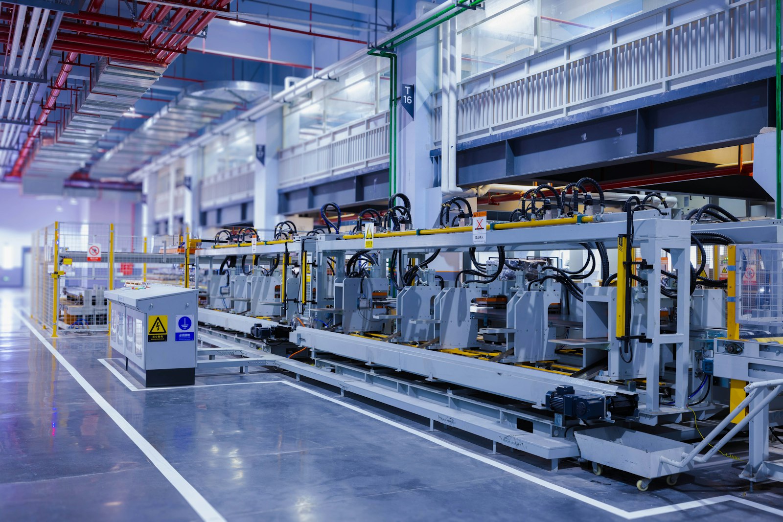 Línea automatizada de fabricación industrial, imagen ilustrativa del sector manufacturero