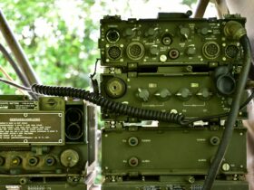 Operador utilizando comunicaciones tácticas por radio