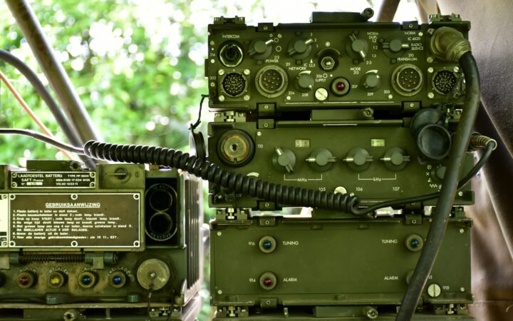 Operador utilizando comunicaciones tácticas por radio