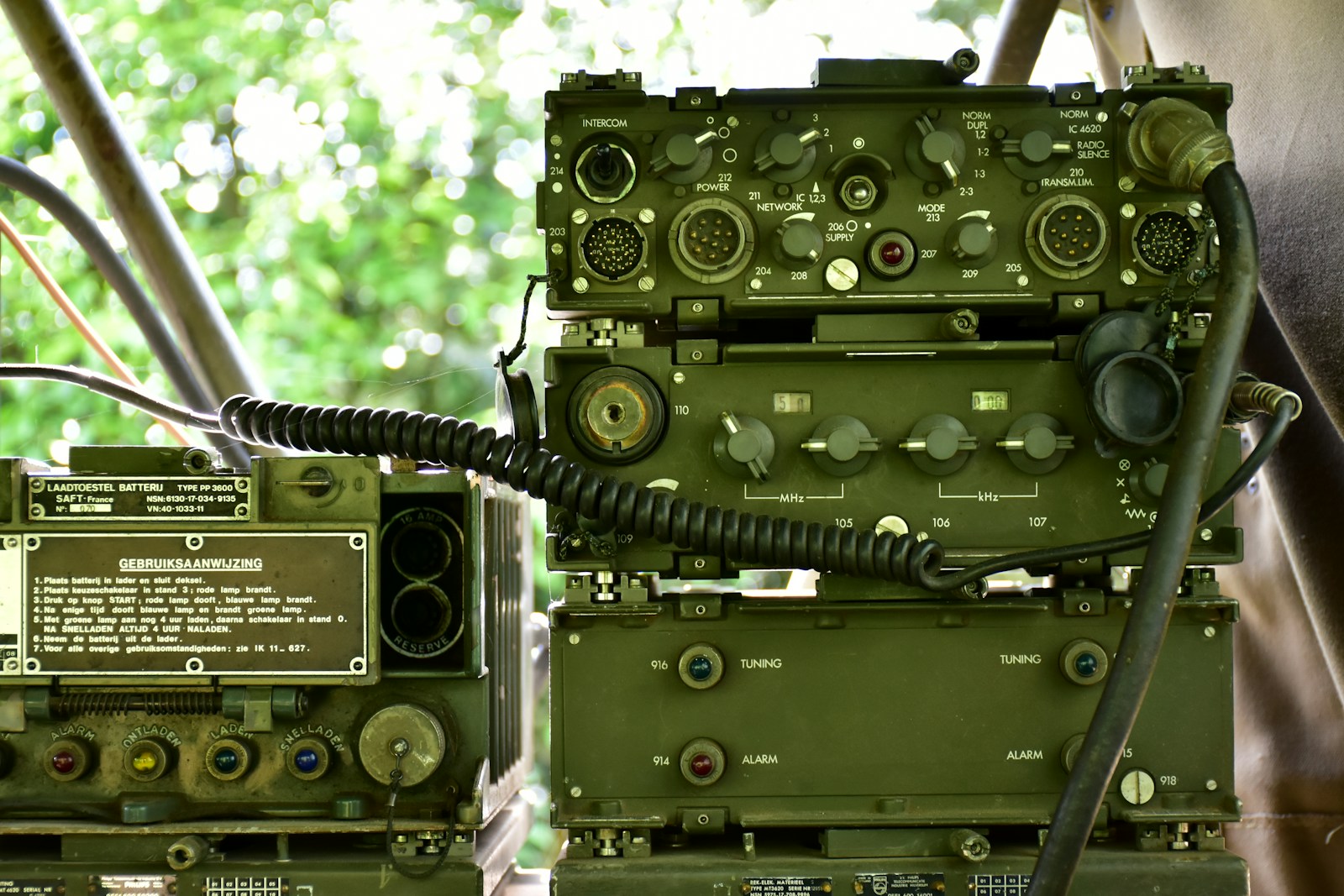 Operador utilizando comunicaciones tácticas por radio