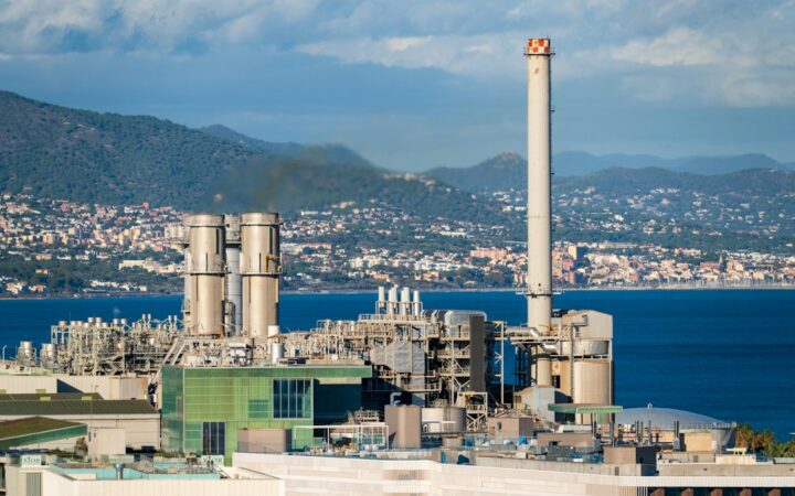 Instalaciones industriales junto al agua, imagen de contexto de refino; no identifica una planta de Repsol