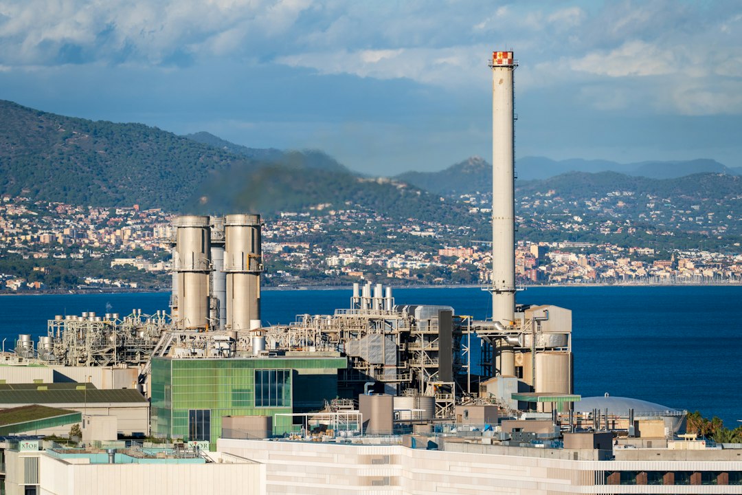Instalaciones industriales junto al agua, imagen de contexto de refino; no identifica una planta de Repsol