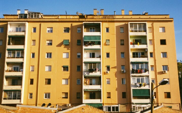 Edificios residenciales en España en un artículo sobre Neinor y Aedas Homes