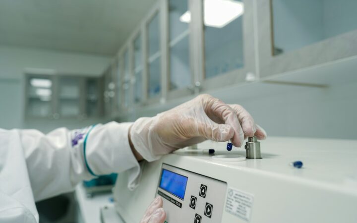 Técnica de laboratorio trabajando en fabricación farmacéutica