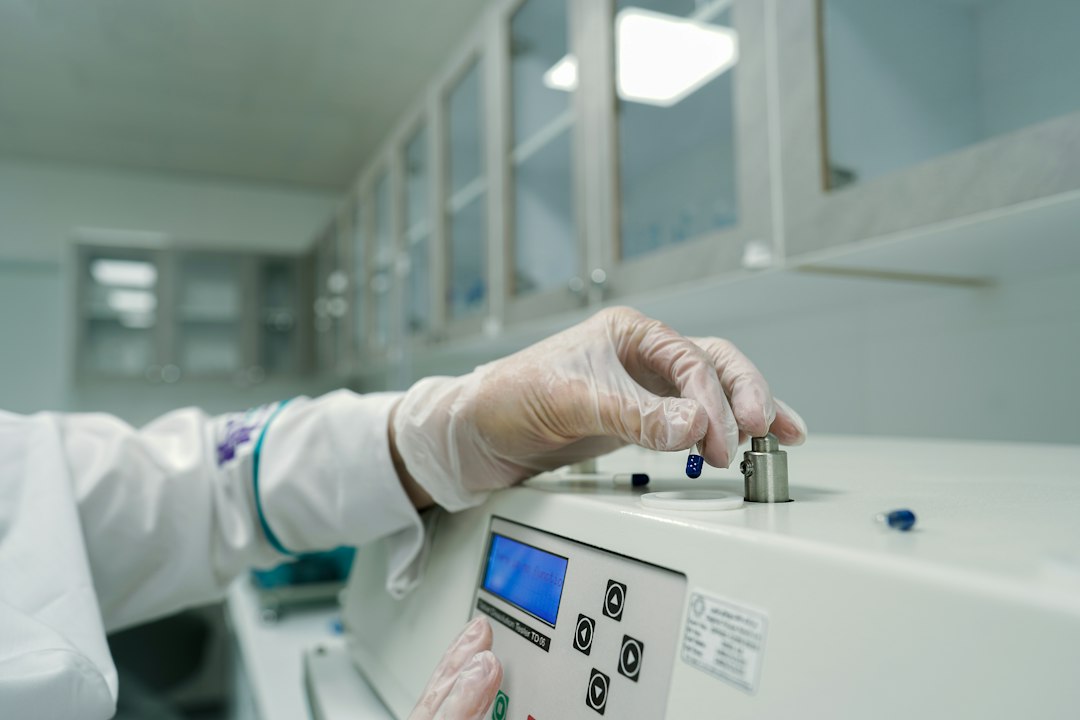 Técnica de laboratorio trabajando en fabricación farmacéutica
