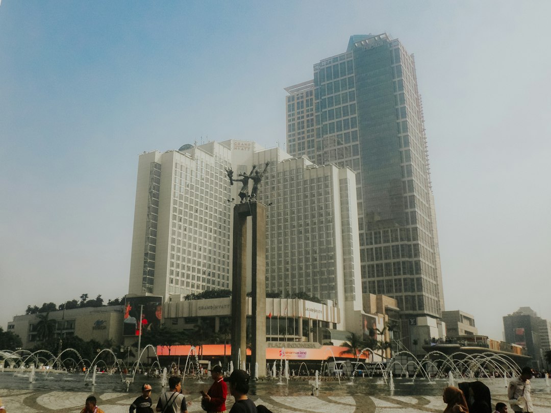 Rotonda Hotel Indonesia y edificios de Yakarta