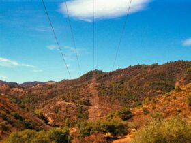 Líneas eléctricas conectadas a infraestructura digital
